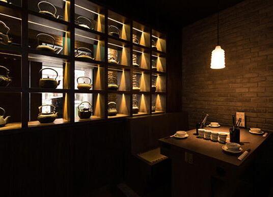 开个什么样的特色饭店那现在？难不难呢？