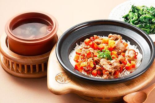 仔皇煲精心烹制 将煲仔饭的味道渗入到每一滴酱汁