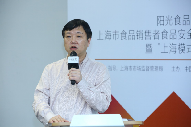 联华超市的副总经理梁宝龙先生代表签约企业发言，表示联华超市将一如既往地遵守食品安全各项法律法规和制度措施，落实食品安全主体责任，严把采购关，积极开展食品安全自查自纠，主动排查风险隐患，不断提升产品、服务质量，真正能做到品质、科学、健康，让消费者买的放心、吃CCFA 2020阳光食品安全论坛顺利召开的放心。