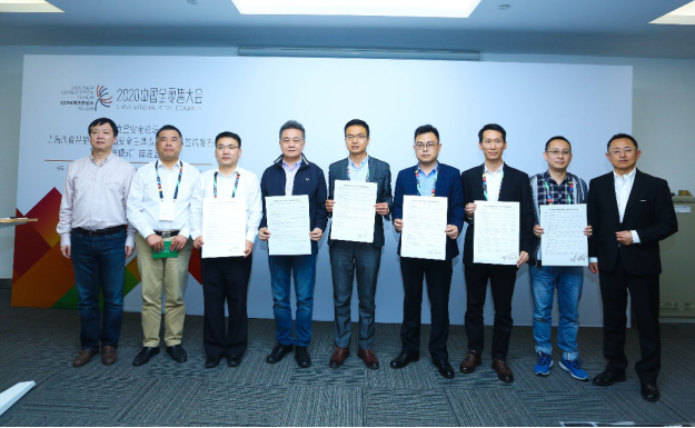 联华超市的副总经理梁宝龙先生代表签约企业发言，表示联华超市将一如既往地遵守食品安全各项法律法规和制度措施，落实食品安全主体责任，严把采购关，积极开展食品安全自查自纠，主动排查风险隐患，不断提升产品、服务质量，真正能做到品质、科学、健康，让消费者买的放心、吃CCFA 2020阳光食品安全论坛顺利召开的放心。