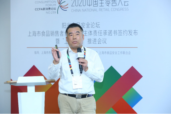 联华超市的副总经理梁宝龙先生代表签约企业发言，表示联华超市将一如既往地遵守食品安全各项法律法规和制度措施，落实食品安全主体责任，严把采购关，积极开展食品安全自查自纠，主动排查风险隐患，不断提升产品、服务质量，真正能做到品质、科学、健康，让消费者买的放心、吃CCFA 2020阳光食品安全论坛顺利召开的放心。