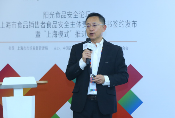 联华超市的副总经理梁宝龙先生代表签约企业发言，表示联华超市将一如既往地遵守食品安全各项法律法规和制度措施，落实食品安全主体责任，严把采购关，积极开展食品安全自查自纠，主动排查风险隐患，不断提升产品、服务质量，真正能做到品质、科学、健康，让消费者买的放心、吃CCFA 2020阳光食品安全论坛顺利召开的放心。