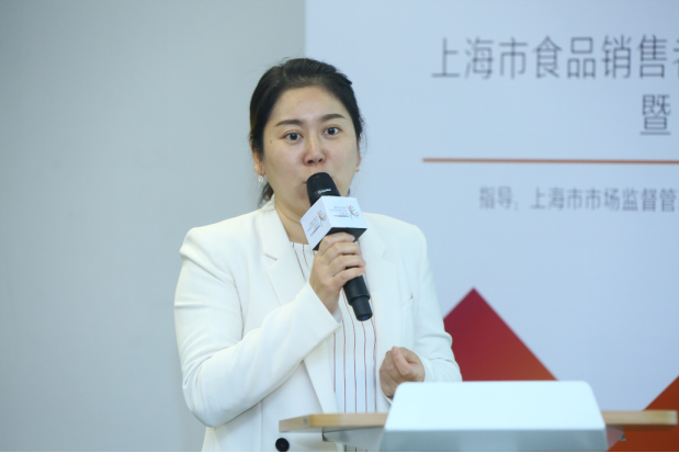 联华超市的副总经理梁宝龙先生代表签约企业发言，表示联华超市将一如既往地遵守食品安全各项法律法规和制度措施，落实食品安全主体责任，严把采购关，积极开展食品安全自查自纠，主动排查风险隐患，不断提升产品、服务质量，真正能做到品质、科学、健康，让消费者买的放心、吃CCFA 2020阳光食品安全论坛顺利召开的放心。