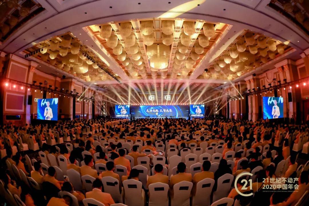 打造一支坚实不摧的团队，提高创业家的“成功率”丨成功经验分享  马云曾说过：“你我皆凡人，但我们一起就能有所成就”。团队是马云在事业中一直非常重视的方面，也正是他的重视才有了当初的“阿里十八罗汉”与他共同创建了阿里巴巴，也正是团队，将拥有656亿美元财富的马云推上了全球福布斯榜中国首富的位置。  一支稳固优秀的团队是成功者必备的基础，不只是马云还有腾讯的“五虎将”，“携程四君子”和新东方的“中国合伙人”都绕不开去谈成功的基础——打造一支团队且稳固、优秀的团队。  那么如何去打造，让团队发挥最大效能为创业家提高“成功率”。在2020年中国年会成功经验分享的专场上，21世纪不动产高级副总裁钟元军钟总为大家分享了一位体系内90后创业的店东。   图1 ▲ 成功经验分享现场  ▲ 21世纪不动产高级副总裁钟元军演讲钟总在开场的演说环节中，首先用一种特别的方式打开他的主题—动画小视频，接着他结合自己的经历，并用诙谐、幽默的方式讲述了成功者的故事，并诠释了今天的主题【众力无敌，众智无畏】，让在场近2000名的金色小伙伴们笑声不断，掌声不停。而这个主题的故事原型人物就是武汉区域的王启敏。   图2  王启敏，90后  加入21第10年，在武汉区域拥有四家门店的店东  年均业绩近300万;疫情影响下，业绩也只升不落  创业之初，王启敏与几个朋友一起，找房源、接业务、找客源，没有分工，只有协作，通过一段时间的努力，各方面都有了不同程度的提升，积累了一定的房源和客源，业务作业上也轻车熟路，业绩有了很大提升，用他的话说，就是不愁没钱赚了。一切都看似是往好的方向走去。往往顺境中的挫折更易让人警醒。  图3 ▲ 武汉易旻嘉绿地国际店—王启敏  步入业绩飙升的阶段不久，业务逐渐多了，就得有人去做，客户多了也得有人去维护，增人扩店成了趋势所向，在增人阶段，一些问题逐步暴露，新员工的在职周期越来越短，从2个月、1个月到两周，而这还不是让王启敏最恐慌和害怕的，直到几位老员工和一位与他共同创业的员工陆续提离职，他才意识到一定是哪里出了问题。业绩上得意的王启敏，第一次感到无助，然而也正是这次沉重的打击激发出了另一个自省、好学的王启敏。分析问题，网查资料，倾听每一位员工的声音，问题汇总后他提出了“绩效管理”办法，鼓励多劳多得，在推行一段时间后，业绩维稳，但团队氛围和离职率依然没有改善。意识到管理的问题，王启敏继续寻找最科学可行的办法，第一次得知中国总部的《IMA国际管理课程》的培训，他迫不及待加入了学习，王启敏说，对他后续成功起到很决定性作用的是他从中学到的这两点，1、经纪人是第一生产力，2、双手管理，左手抓团队目标，右手抓市场情报。除此他在导师的辅导下开始了创业之后的第一次商业计划书的撰写。    图4  ▲ 成功经验分享现场座谈环节  要协作更要有明确分工  S、M、A的管理模式，将权力下放，各司其职，这也改变了员工曾经对个人发展和上升空间的不确定性，大家都可以通过努力有很明确的方向。同时培养员工的专业性和管理思维，管理不是老板一个人的事，大家都要有管理性思维才能让各方面向上发展，他规定，S、M级都要与他同步，至少每年都要学习一次IMA，并在每一次培训后，用一周的时间来巩固，并做好实施计划方案。带领新人感受成功的喜悦带训和师徒制，是王启敏团队在总部组织游学中学习来的，1对1培养新人计划给他的新员工留存起到了很大的作用;师徒制也是对新人非常有效的激励。疫情下的新增长年初疫情对各行业的影响大家已显而易见，然而作为影响最严重的城市武汉，可想其各行的损失惨重，王启敏的自述中讲到，那个期间，焦虑但绝不坐以待毙，他很坚定的要坚持两件事情，1、保存现有的团队，自掏腰包支持疫情期间不能开展业务的员工工资;2、组织线上学习，不作业就学习;那个期间没有一个人离开团队，大家也都按时完成线上C21大学平台的课程。不仅以上，王启敏还组织了线上直播卖房业务，带领大家从线上实勘到VR看房等一系列全线上客户服务，并收到了不错的成效。在钟总与王启敏座谈的环节，在场的大家都很受鼓舞，有让大家感同身受的，也有让大家收获颇多的，在最后讲到疫情期间组织线上学习和坚持发工资时，更是掌声雷动。加入21至今10年，门店发展至4家，员工已接近百人，业绩近300万，王启敏的成功绝非偶然，他所付出的努力，正是每一位想要成功的创业者必备的素质，也是打造坚实团队提升成功率的基础。“众力无敌，众智无畏”跟随21共同打造一支坚实不摧、勠力齐心的猛虎战队。  图5 ▲ 王启敏的团队一同参加2020中国年会现场  21世纪不动产致力于为中小企业提供专业服务，扶持其发展，通过汇聚中小企业形成合力，在品牌竞争中占据市场优势。C21期待与更多优质体系菁英携手，为构建行业品质正循环不懈向前。