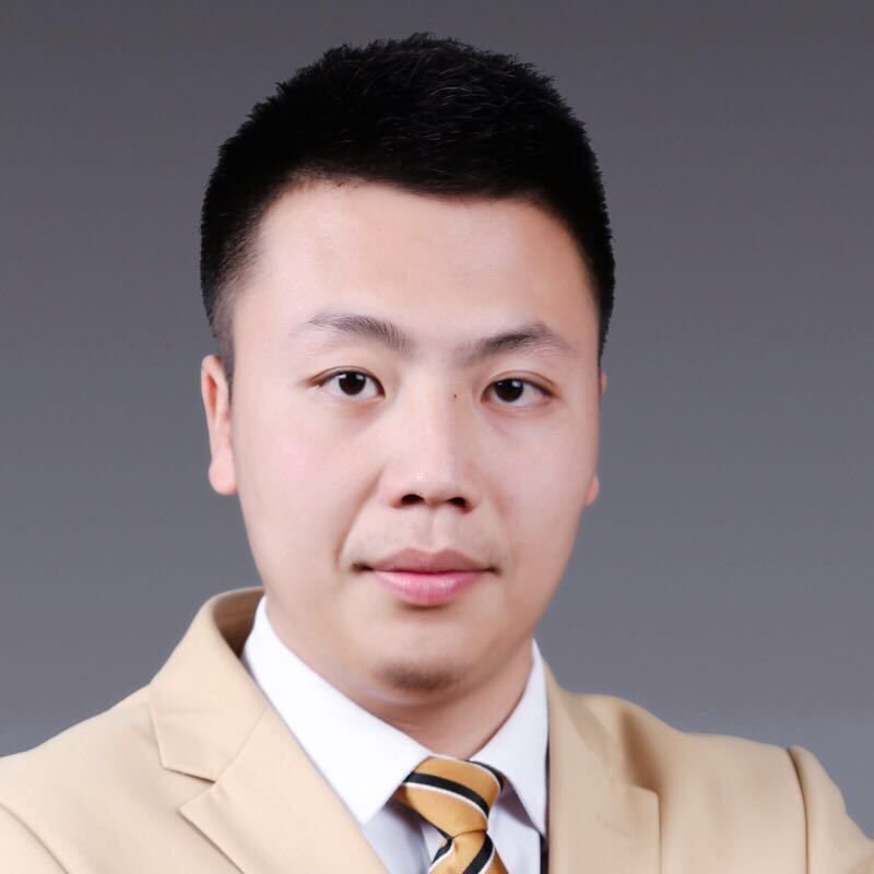 打造一支坚实不摧的团队，提高创业家的“成功率”丨成功经验分享  马云曾说过：“你我皆凡人，但我们一起就能有所成就”。团队是马云在事业中一直非常重视的方面，也正是他的重视才有了当初的“阿里十八罗汉”与他共同创建了阿里巴巴，也正是团队，将拥有656亿美元财富的马云推上了全球福布斯榜中国首富的位置。  一支稳固优秀的团队是成功者必备的基础，不只是马云还有腾讯的“五虎将”，“携程四君子”和新东方的“中国合伙人”都绕不开去谈成功的基础——打造一支团队且稳固、优秀的团队。  那么如何去打造，让团队发挥最大效能为创业家提高“成功率”。在2020年中国年会成功经验分享的专场上，21世纪不动产高级副总裁钟元军钟总为大家分享了一位体系内90后创业的店东。   图1 ▲ 成功经验分享现场  ▲ 21世纪不动产高级副总裁钟元军演讲钟总在开场的演说环节中，首先用一种特别的方式打开他的主题—动画小视频，接着他结合自己的经历，并用诙谐、幽默的方式讲述了成功者的故事，并诠释了今天的主题【众力无敌，众智无畏】，让在场近2000名的金色小伙伴们笑声不断，掌声不停。而这个主题的故事原型人物就是武汉区域的王启敏。   图2  王启敏，90后  加入21第10年，在武汉区域拥有四家门店的店东  年均业绩近300万;疫情影响下，业绩也只升不落  创业之初，王启敏与几个朋友一起，找房源、接业务、找客源，没有分工，只有协作，通过一段时间的努力，各方面都有了不同程度的提升，积累了一定的房源和客源，业务作业上也轻车熟路，业绩有了很大提升，用他的话说，就是不愁没钱赚了。一切都看似是往好的方向走去。往往顺境中的挫折更易让人警醒。  图3 ▲ 武汉易旻嘉绿地国际店—王启敏  步入业绩飙升的阶段不久，业务逐渐多了，就得有人去做，客户多了也得有人去维护，增人扩店成了趋势所向，在增人阶段，一些问题逐步暴露，新员工的在职周期越来越短，从2个月、1个月到两周，而这还不是让王启敏最恐慌和害怕的，直到几位老员工和一位与他共同创业的员工陆续提离职，他才意识到一定是哪里出了问题。业绩上得意的王启敏，第一次感到无助，然而也正是这次沉重的打击激发出了另一个自省、好学的王启敏。分析问题，网查资料，倾听每一位员工的声音，问题汇总后他提出了“绩效管理”办法，鼓励多劳多得，在推行一段时间后，业绩维稳，但团队氛围和离职率依然没有改善。意识到管理的问题，王启敏继续寻找最科学可行的办法，第一次得知中国总部的《IMA国际管理课程》的培训，他迫不及待加入了学习，王启敏说，对他后续成功起到很决定性作用的是他从中学到的这两点，1、经纪人是第一生产力，2、双手管理，左手抓团队目标，右手抓市场情报。除此他在导师的辅导下开始了创业之后的第一次商业计划书的撰写。    图4  ▲ 成功经验分享现场座谈环节  要协作更要有明确分工  S、M、A的管理模式，将权力下放，各司其职，这也改变了员工曾经对个人发展和上升空间的不确定性，大家都可以通过努力有很明确的方向。同时培养员工的专业性和管理思维，管理不是老板一个人的事，大家都要有管理性思维才能让各方面向上发展，他规定，S、M级都要与他同步，至少每年都要学习一次IMA，并在每一次培训后，用一周的时间来巩固，并做好实施计划方案。带领新人感受成功的喜悦带训和师徒制，是王启敏团队在总部组织游学中学习来的，1对1培养新人计划给他的新员工留存起到了很大的作用;师徒制也是对新人非常有效的激励。疫情下的新增长年初疫情对各行业的影响大家已显而易见，然而作为影响最严重的城市武汉，可想其各行的损失惨重，王启敏的自述中讲到，那个期间，焦虑但绝不坐以待毙，他很坚定的要坚持两件事情，1、保存现有的团队，自掏腰包支持疫情期间不能开展业务的员工工资;2、组织线上学习，不作业就学习;那个期间没有一个人离开团队，大家也都按时完成线上C21大学平台的课程。不仅以上，王启敏还组织了线上直播卖房业务，带领大家从线上实勘到VR看房等一系列全线上客户服务，并收到了不错的成效。在钟总与王启敏座谈的环节，在场的大家都很受鼓舞，有让大家感同身受的，也有让大家收获颇多的，在最后讲到疫情期间组织线上学习和坚持发工资时，更是掌声雷动。加入21至今10年，门店发展至4家，员工已接近百人，业绩近300万，王启敏的成功绝非偶然，他所付出的努力，正是每一位想要成功的创业者必备的素质，也是打造坚实团队提升成功率的基础。“众力无敌，众智无畏”跟随21共同打造一支坚实不摧、勠力齐心的猛虎战队。  图5 ▲ 王启敏的团队一同参加2020中国年会现场  21世纪不动产致力于为中小企业提供专业服务，扶持其发展，通过汇聚中小企业形成合力，在品牌竞争中占据市场优势。C21期待与更多优质体系菁英携手，为构建行业品质正循环不懈向前。