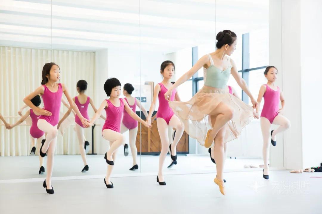 天鵝湖畔 | 英皇芭蕾課程體系全解