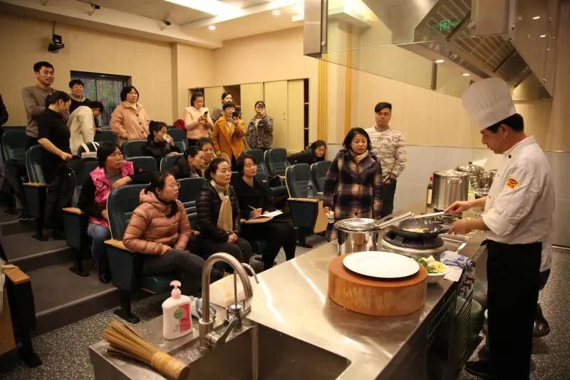 “我家阿姨本科学历”!未来5年,上海家政市场规模将逾600亿元 “我家阿姨本科学历”!未来5年,上海家政市场规模将逾600亿元
