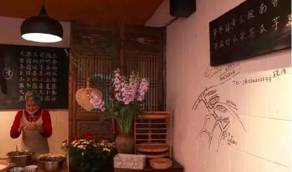 这家餐饮店只有一张餐桌，却有着络绎不绝的顾客