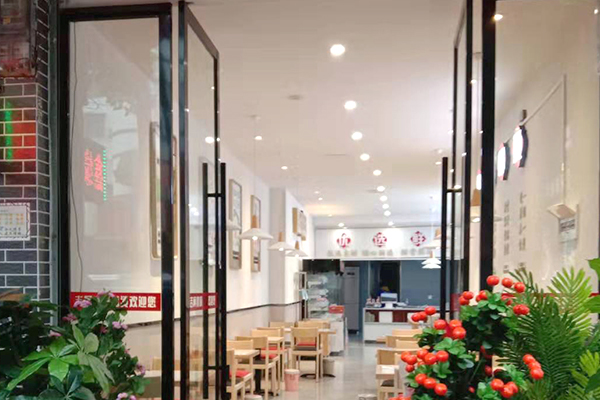杭州吉阿婆麻辣烫加盟，轻松开店有保障！