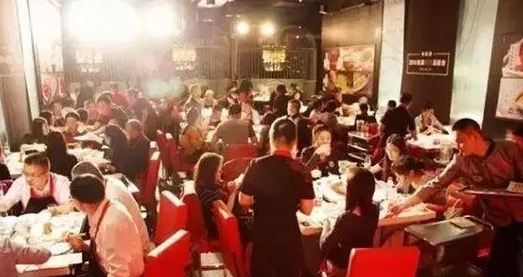 用餐高峰期，餐厅如何解决顾客催菜的问题？