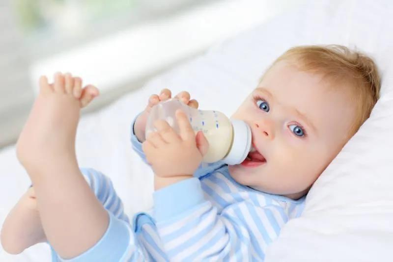 【宝宝学院】如何教宝宝自己拿奶瓶喝奶？掌握好时机