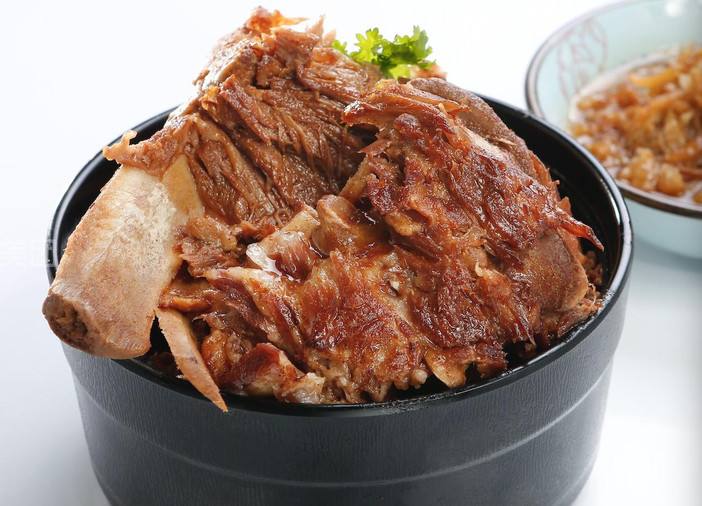 犟骨头百人团队帮助加盟商开店吗？