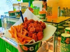 这里只卖薯条、贝果、杨枝甘露……重生归来，餐饮专门店又翻红了？